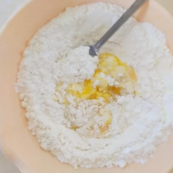 Campurkan tepung beras, tepung terigu, dan telur.