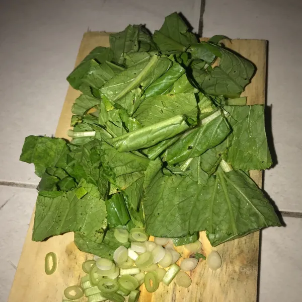 Potong daun sawi dan daun bawang.