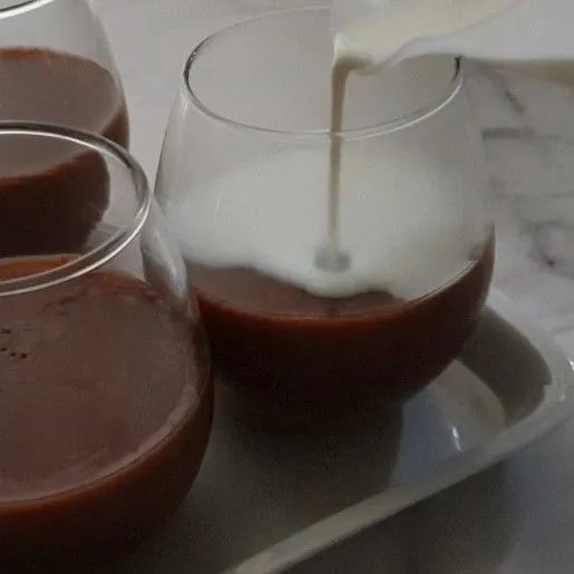 Sajikan pudding coklat dan saus vanilla.