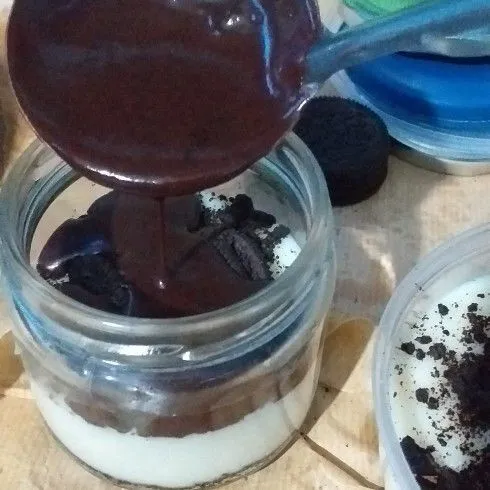 Tuang chocolate ganache yang sudah dimasak ke dalam jar.