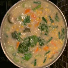 Setelah berasnya sudah jadi bubur, masukkan labu, terong, oyong, wortel, kacang panjang, dan bayam, kangkung serta kemangi. Masukkan juga tumisan ke dalam panci. Aduk dan matikan api.