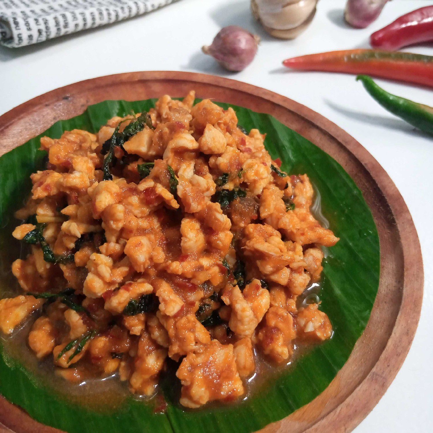 Bahan-bahan ayam cincang kemangi yang segar dan beragam