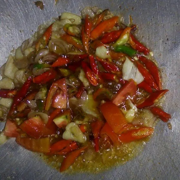 Tumis bawang merah,bawang putih,cabai dan tomat sampai harum. Tambahkan garam dan kecap secukupnya.