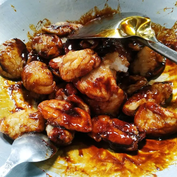 Masukkan teripang, aduk sampai terbalut rata dengan gula. Angkat lalu sajikan.