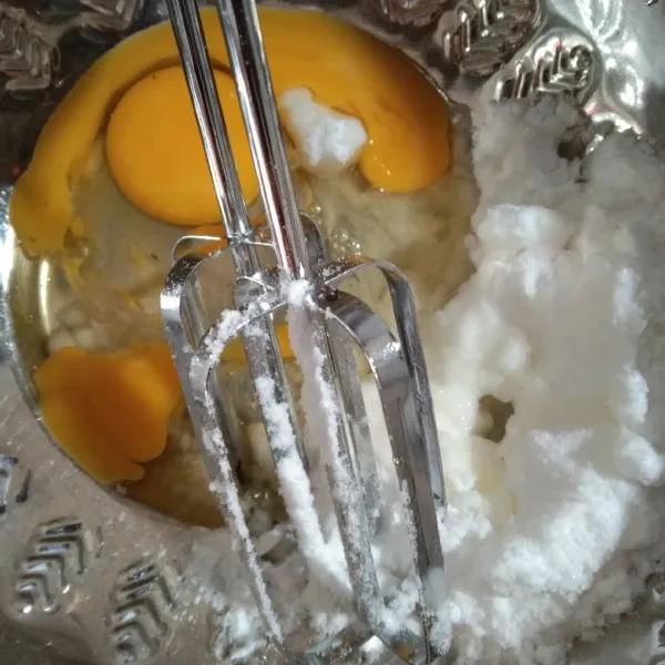 Kocok dengan mixer semua bahan A (telur dan gula halus) sampai mengembang atau berwarna putih.