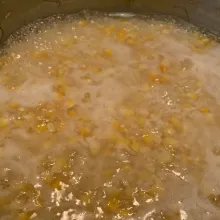Siapkan panci dan masukkan jagung dan tambahkan air. Masak hingga air mendidih. masukkan beras yang sudah dicuci terlebih dahulu. masak hingga beras jadi bubur. Masukkan ayam ke dalam  bubur bila beras sudah agak matang. Tambahkan air bila airnya berkurang, jangan lupa sering2 diaduk supaya tidak menjadi kerak di dasar panci.