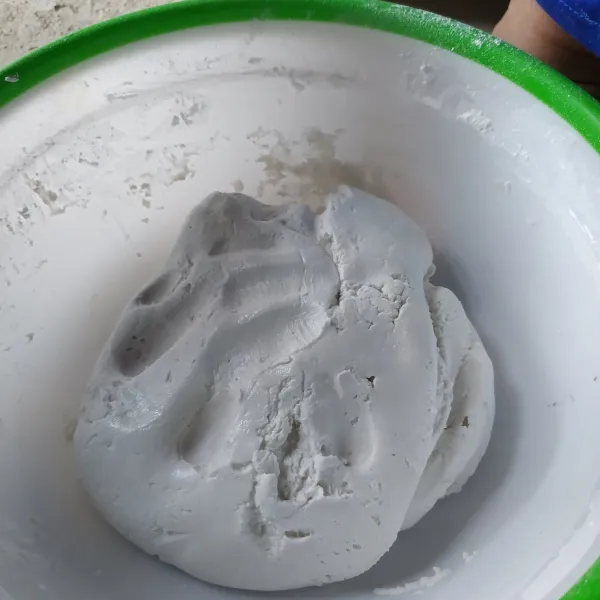 Campur tepung beras dan tepung ketan. Beri air secukupnya. Ulang sampai kalis dan tidak lengket ditangan.