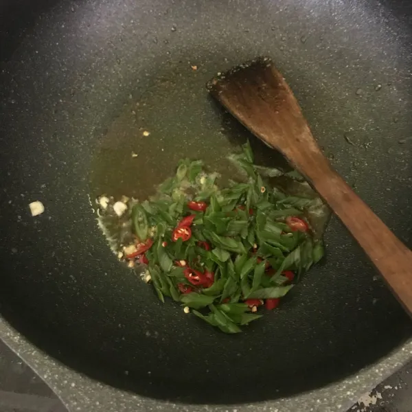 Tumis irisan bawang, cabe merah, serta daun bawang hingga tercium aroma wangi.