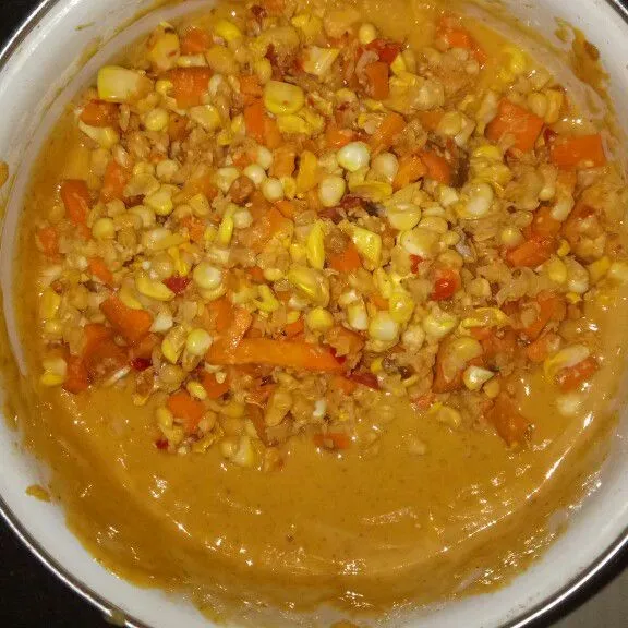 Tambahkan jagung dan wortel ke dalam adonan, kemudian aduk rata.