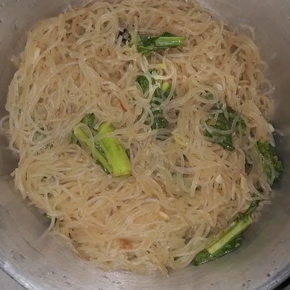 Bihun goreng siap di sajikan.