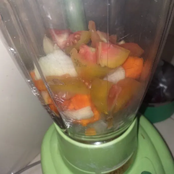 Blender bumbu halus (jahe,lengkuas,bawang merah,bawang putih,kunyit,cabe rawit,tomat).