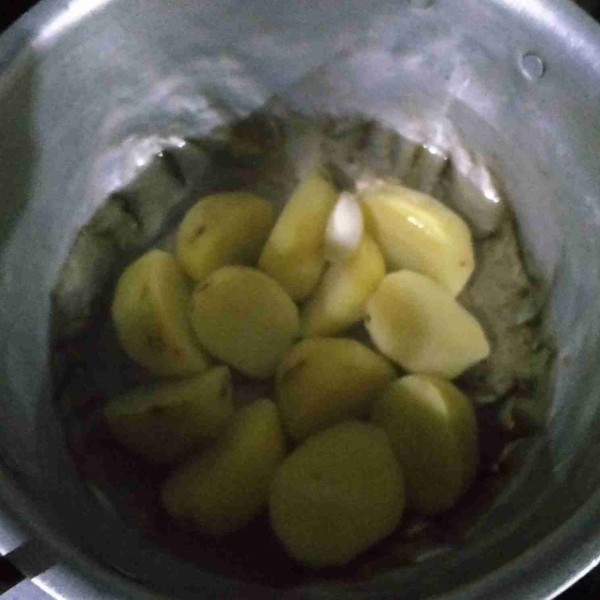 Rebus kentang dan bawang putih sampai empuk.