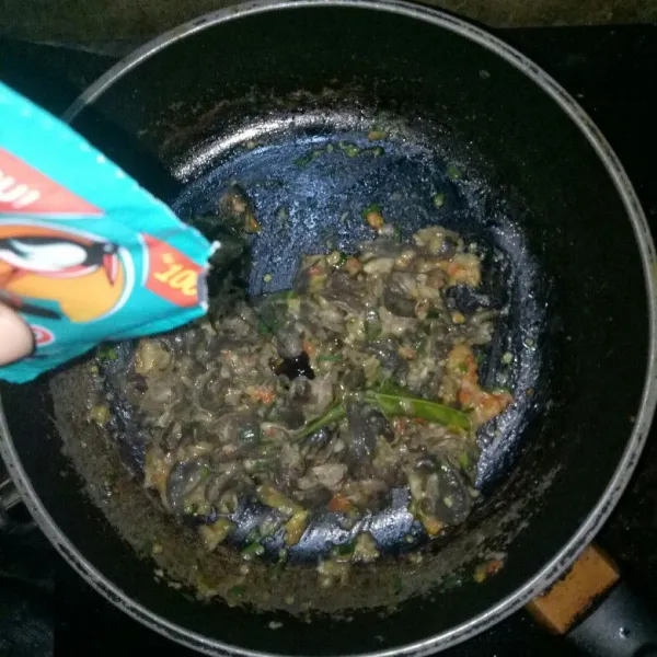 Setelah air bekicot susut, tambahkan kecap. Tumis hingga matang. Sajikan.