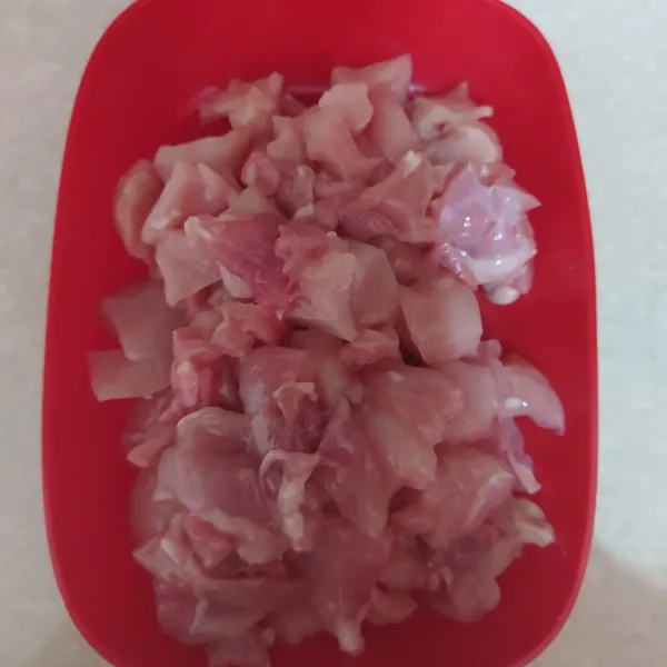 Potong kecil kecil daging ayam. Agar mudah saat digiling. Kemudian taruh  di freezer (sebentar aja. Saat sedang menggoreng bawang).