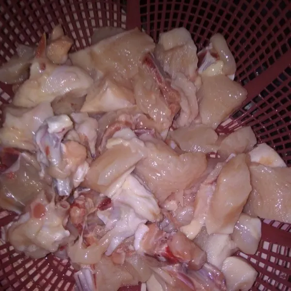 Potong ayam sesuai selera cuci hingga bersih dan goreng stengah matang.