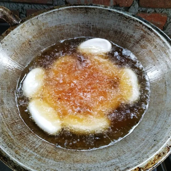 Panaskan minyak goreng, goreng adonan sampai matang.