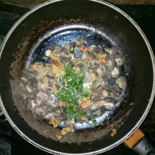Masukkan daging bekicot. Tambahkan garam, penyedap rasa, merica bubuk dan potongan daun kucai. Aduk rata hingga air dari bekicot benar-benar susut (daging bekicot akan mengeluarkan air ketika ditumis).