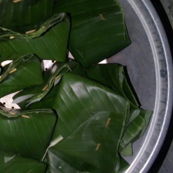 Kukus adonan yang telah dibungkus daun pisang. Tunggu selamat 30 menit
