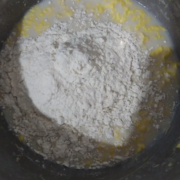 Tambahkan tepung terigu sedikit demi sedikit, sambil diaduk-aduk. Jadi tidak perlu diuleni.
