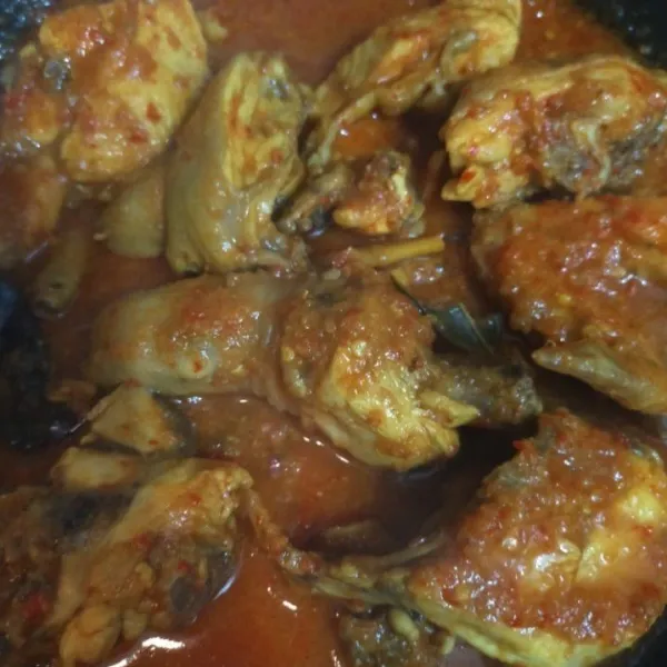 Rica-rica ayam siap disajikan. Bersama dengan sepiring nasi hangat.