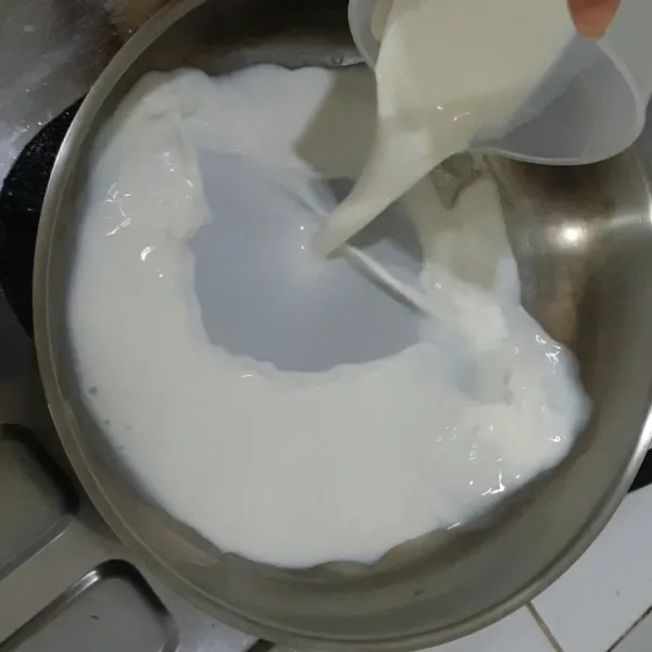 Saus Vanilla: Panaskan susu segar, masukkan gula, garam dan larutan tepung maizena. Aduk sampai kuah mengental. Dinginkan.