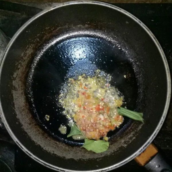 Tumis bumbu halus dan daun jeruk hingga berbau harum.