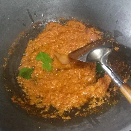 Tumis bumbu halus dan bumbu aromatik dengan secukupnya minyak goreng hingga bumbu matang dan tanak.
