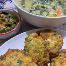 Sajikan barobbo dengan sambel kemangi dan perkedel jagung.