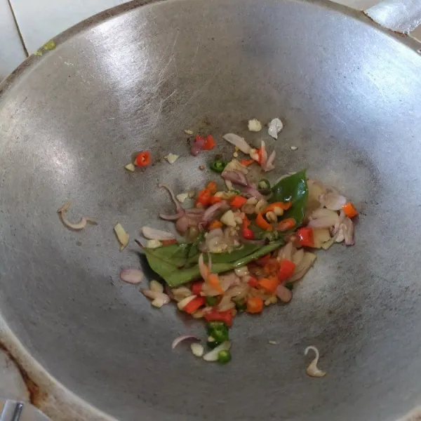 Tumis kangkung dengan bawang merah, bawang putih, dan cabe rawit yang telah diiris. Tambahkan air, gula, garam, lada, dan saus tiram hingga layu.