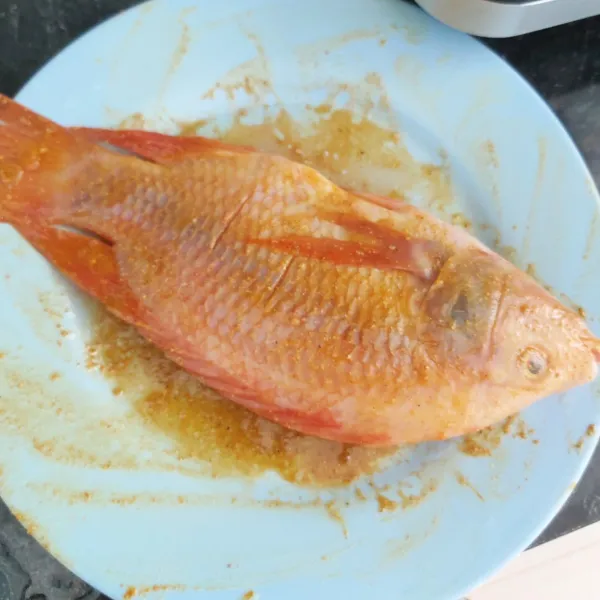 Diamkan ikan selama 15 menit agar otot-otot lemas dan bumbu meresap.