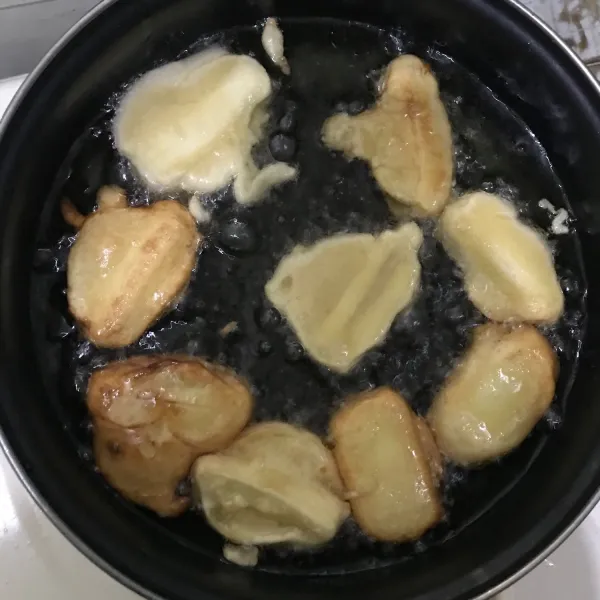 Masukkan pisang kedalam adonan tepung kemudian goreng dengan api kecil