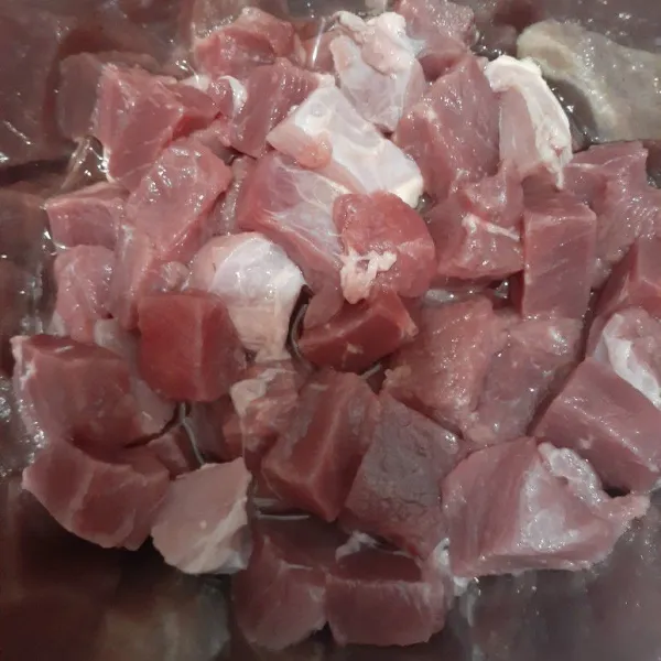Potong-potong daging sesuai selera, lalu rebus daging sekitar 10menit, hingga keluar kotoran dan darah nya, tiriskan,buang airnya.