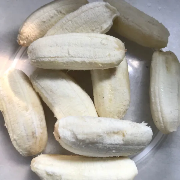 Masukkan pisang kepok ke dalam wadah, kemudian tumbuk hingga halus.