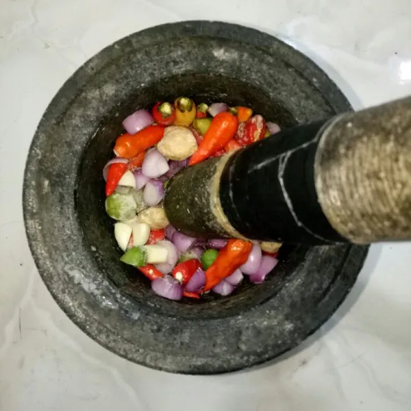 Haluskan semua bahan bumbu halus.