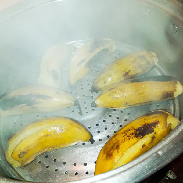 Kukus pisang hingga matang. Setelah dingin haluskan hingga berat mencapai 100 gr.