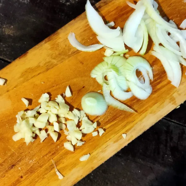 Siapkan bahan bumbu, Cincang bawang putih, iris tipis bawang bombay.