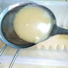Matikan api, kemudian angkat dan masukkan ke dalam cetakan pudding yang sudah diolesi air tipis-tipis. Di tahap ini adonan pudding boleh disaring boleh juga langsung masuk ke dalam cetakan. Gunanya disaring adalah untuk dapat adonan yang bersih dan lebih lembut.