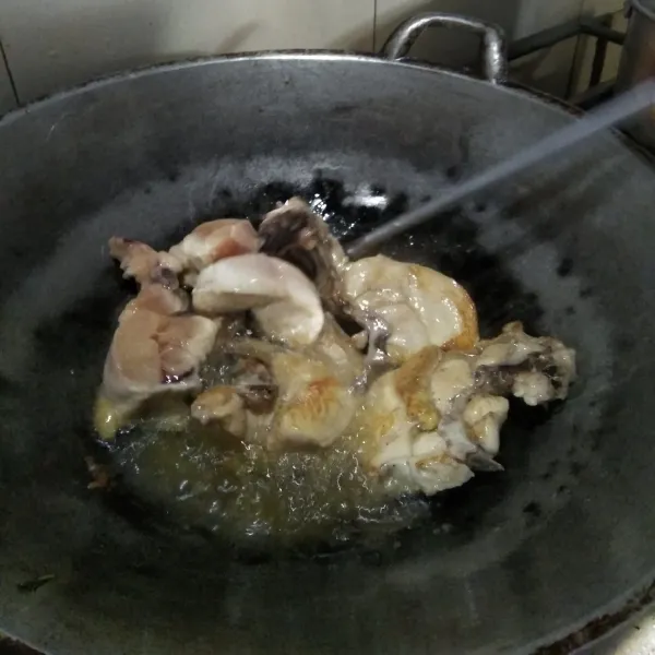 Goreng daging ayam 1/2 matang.