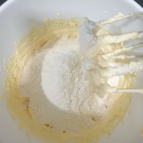 Masukan tepung terigu, maizena, baking powder dan susu bubuk yang sudah di ayak.