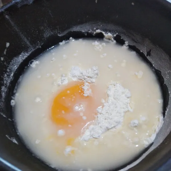 Tambahkan kuning telur, susu kental manis dan air, aduk hingga rata.