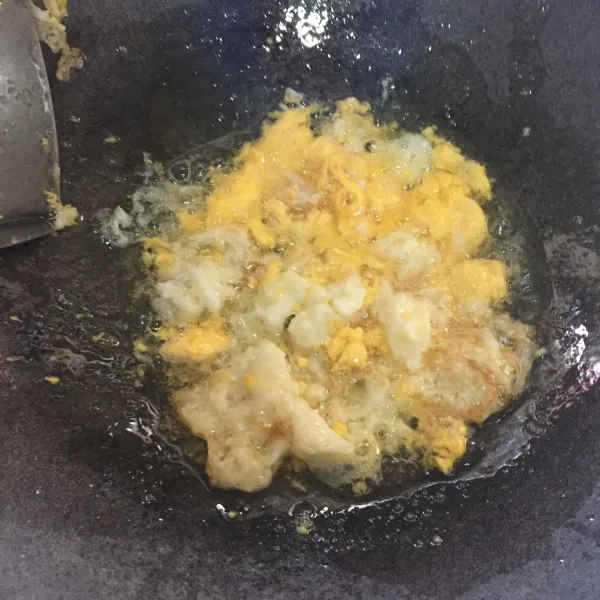 Kocok telur kemudian goreng telur orak arik. Angkat lalu tiriskan.