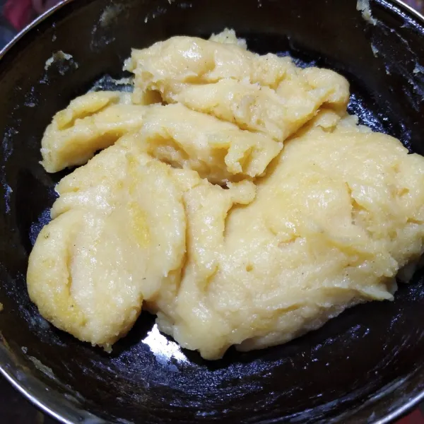 Panaskan larutan tepung hingga mengental. Masukkan margarin, aduk rata. Masak hingga adonan benar-benar kalis.