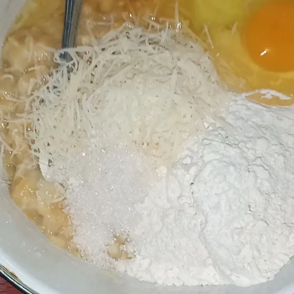 Masukkan tepung terigu, gula, telur, keju, vanili.