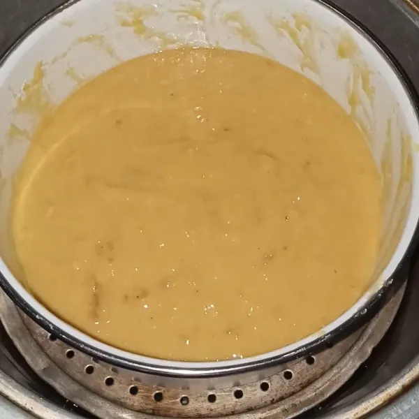 Lalu masukkan dalam wadah atau loyang yang sudh diolesi margarin/minyak.