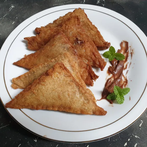 Roti goreng pun siap disajikan. Nikmati selagi hangat.