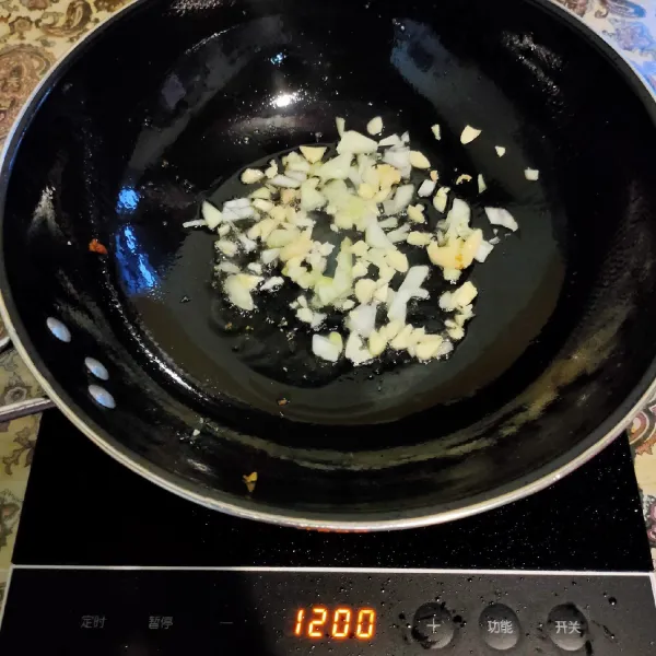 Panaskan 3sdm minyak, tumis bawang putih hingga harum.