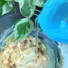 Tambahkan 500 ml air, aduk rata.