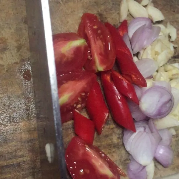 Geprek bawang putih, lalu rajang dan rajang tipis bawang merah, cabe besar, bawang pre dan potong tomat.