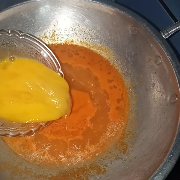 Masukkan kocokan telur.