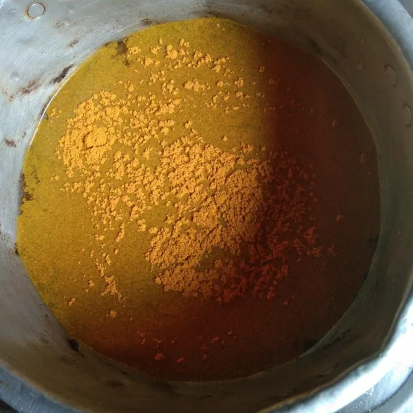 Tuang 1/2 liter air kedalam panci, tambahkan 2 sdm kunyit bubuk.